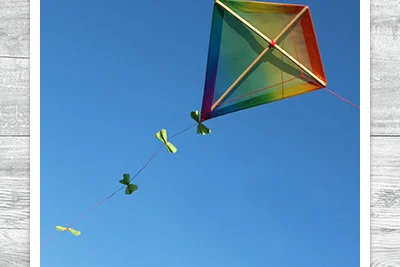 Bunte Drachen steigen am blauen Himmel